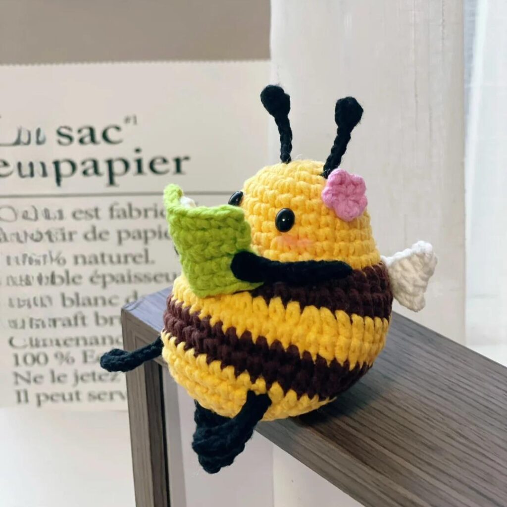 Free Bookworm Bee Crochet Pattern – Adorable Amigurumi for Book Lovers