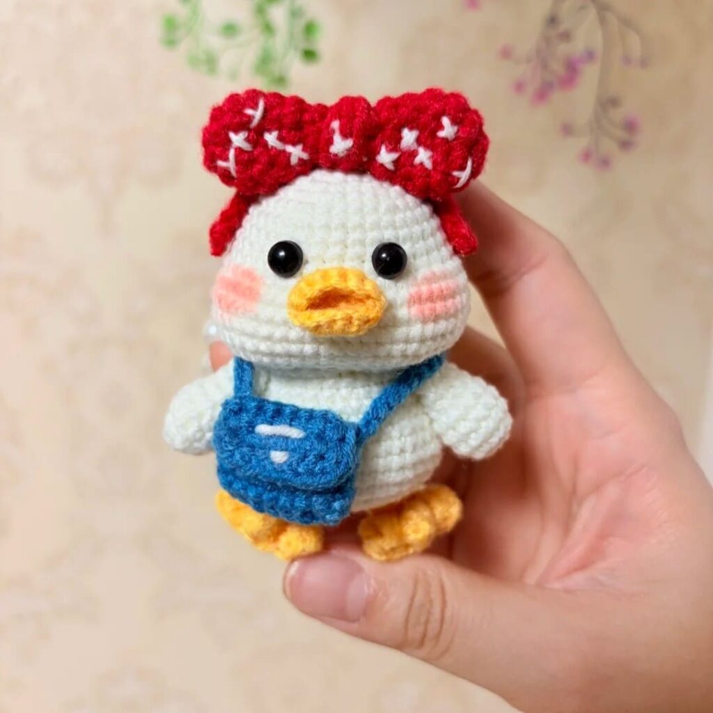 Free Cute Duck Crochet Pattern – Easy Amigurumi Tutorial with Bow & Bag