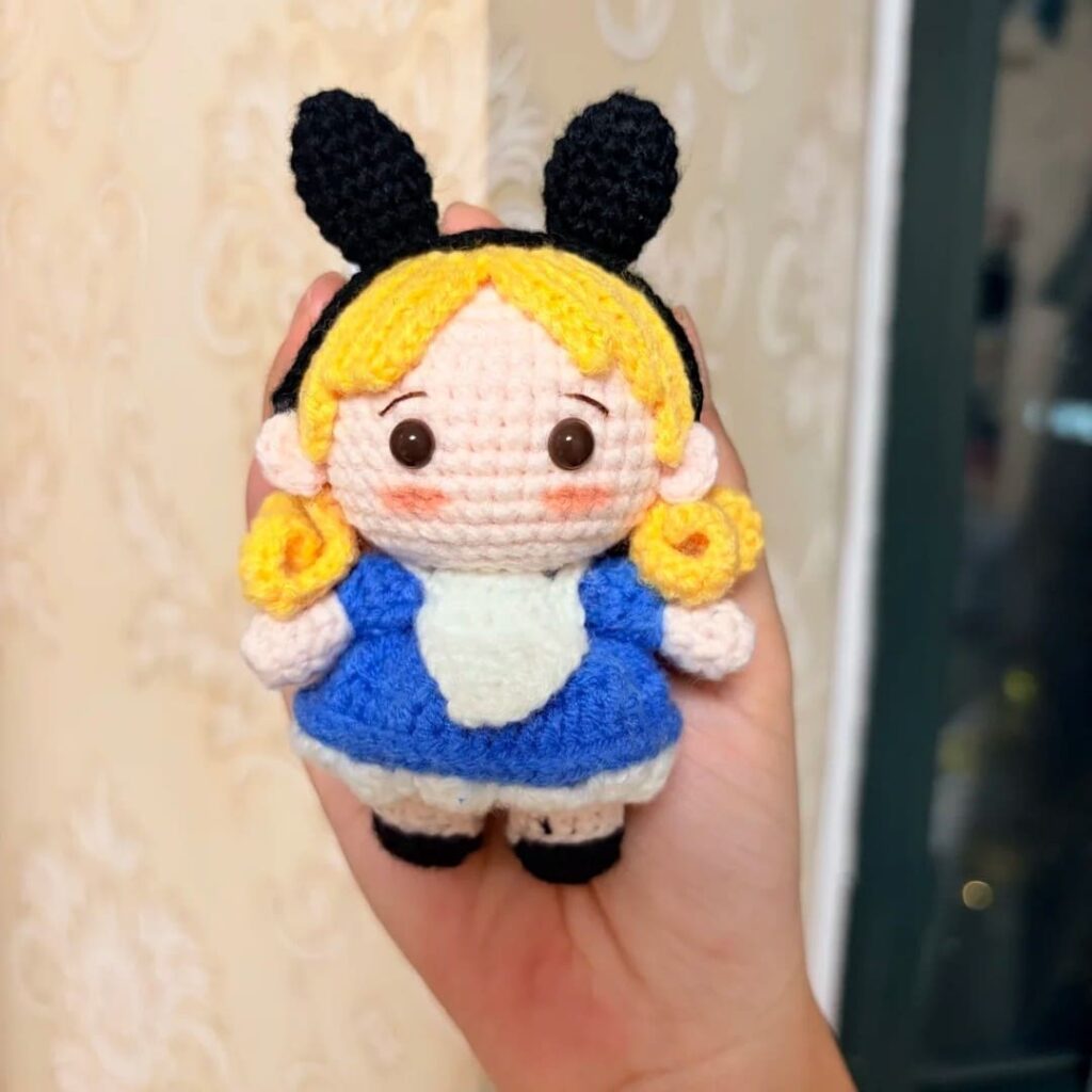 Free Wonderland Girl Crochet Pattern – Cute Amigurumi Doll